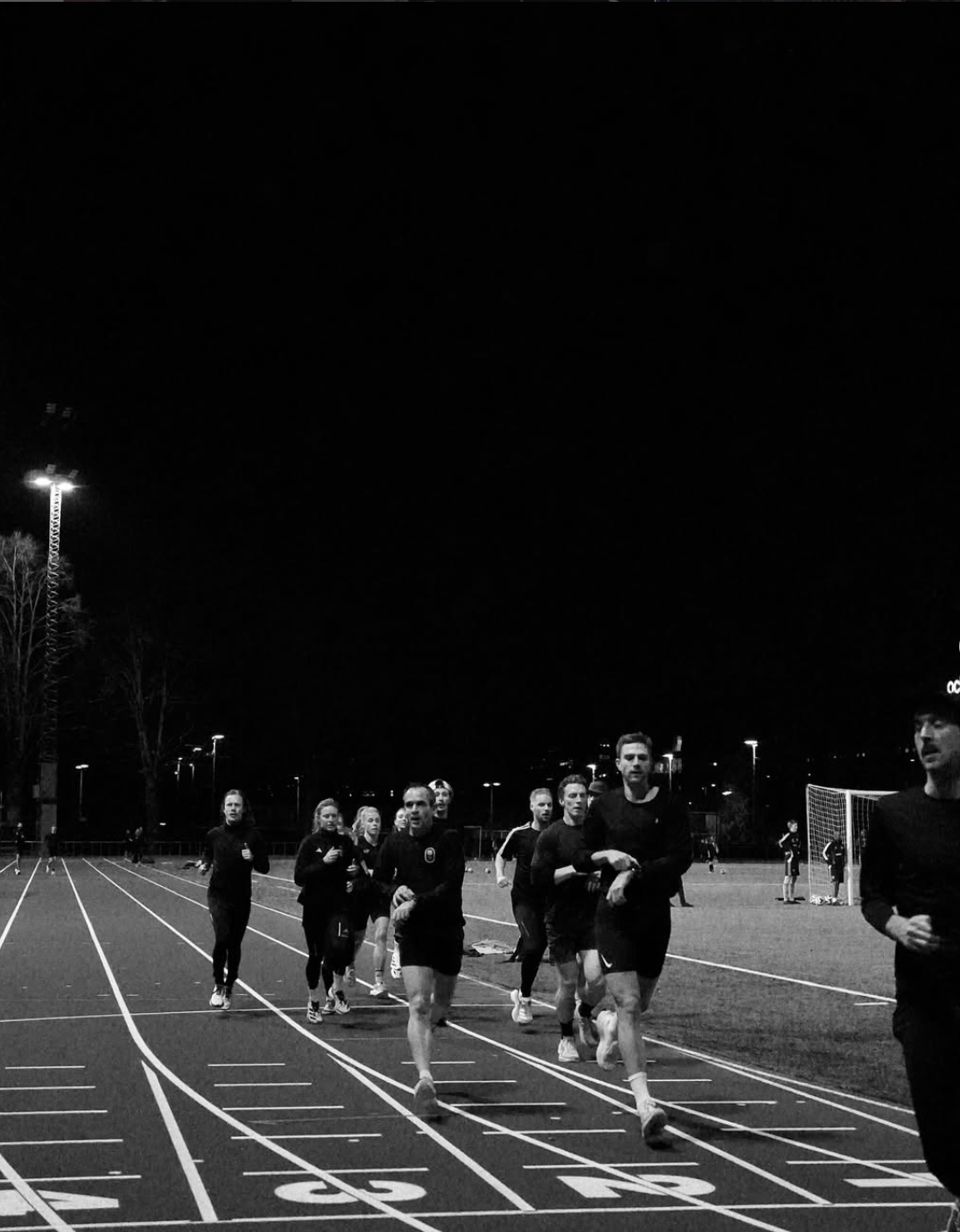Löpare från Burgers 'N' Brew Run Crew på en löparbana
