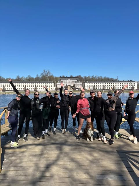 Tjejerna i &morerunning samlade utomhus i Stockholm